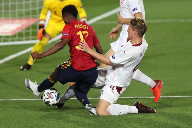 陈盈骏22分首钢胜新疆 佩里23分深圳胜天津